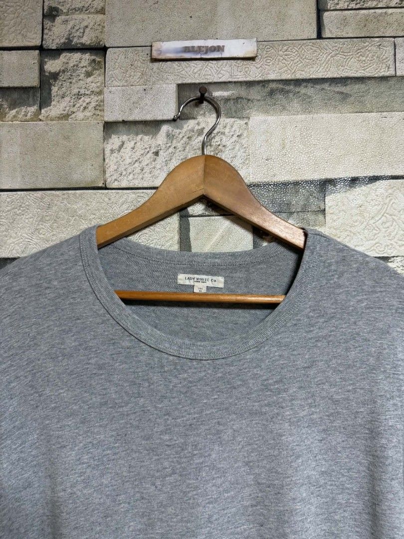 Lady White Co. LOOPWHEELED Grey Tee Shirt (Category: Tshirts & Polo Shirts ) located in Santa Rosa. Submitted by alejon007 (Listing ID 1468525920, Image 3). Description: Lady White Co. LOOPWHEELED Grey Tee Shirt MADE IN USA 🇺🇸 100% Legit Excellent condition No issues Size fit medium 26 x 20.5 PRIC 1⃣3⃣8⃣0⃣ PM.