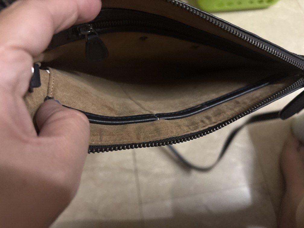 Leather bag black (Category: Cross-body Bags) located in Manila. Submitted by vintageaccessories (Listing ID 1468680672, Image 3). Description: .