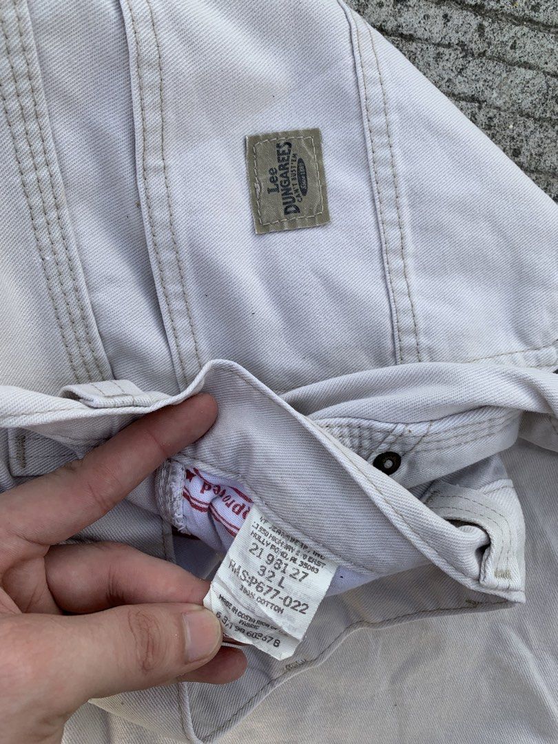LEE DUNGAREES Carpenter Jorts (Category: Shorts) located in Cebu City. Submitted by lnrd_finds (Listing ID 1468628438, Image 3). Description: LEE DUNGAREES Carpenter Jorts Waist 32 Length 22 Thigh 14 Leg Opening 12 Issue: Excellent condition Need wash.