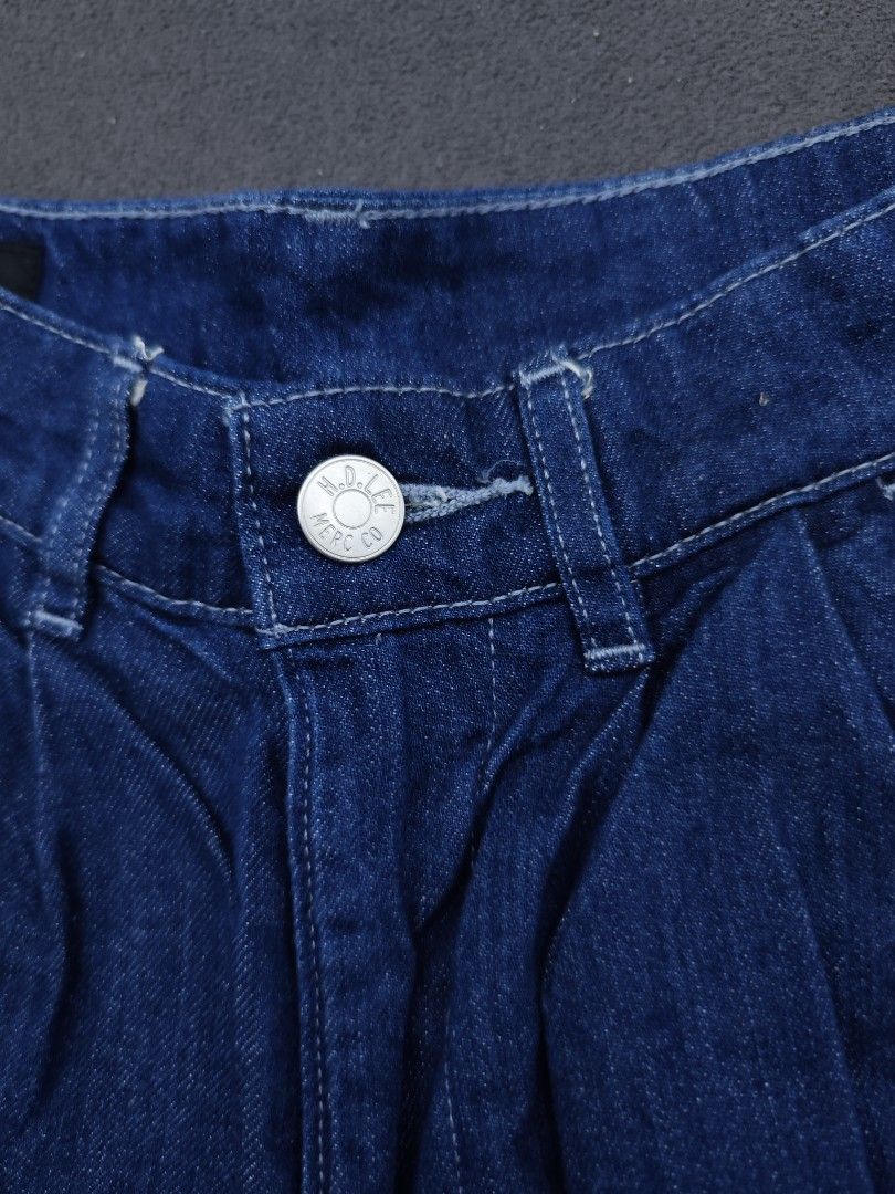 Lee Womens Denim Shorts (Category: Shorts) located in Bulacan. Submitted by emilj23 (Listing ID 1468603184, Image 2). Description: Lee Womens Denim Shorts Size 24 on tag L 18 W 24 Leg Hole 12 Condition 9.5/10 Color rate 9.5/10 No Issue.