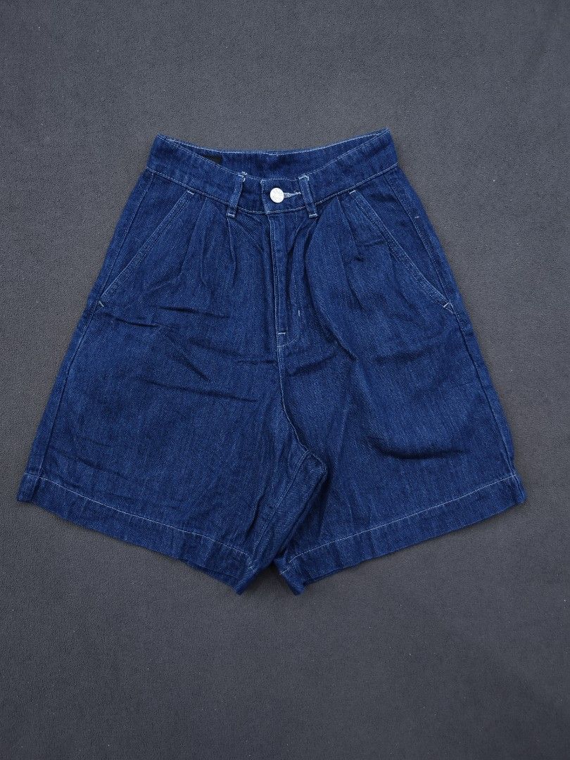 Lee Womens Denim Shorts (Category: Shorts) located in Bulacan. Submitted by emilj23 (Listing ID 1468603184, Image 1). Description: Lee Womens Denim Shorts Size 24 on tag L 18 W 24 Leg Hole 12 Condition 9.5/10 Color rate 9.5/10 No Issue.