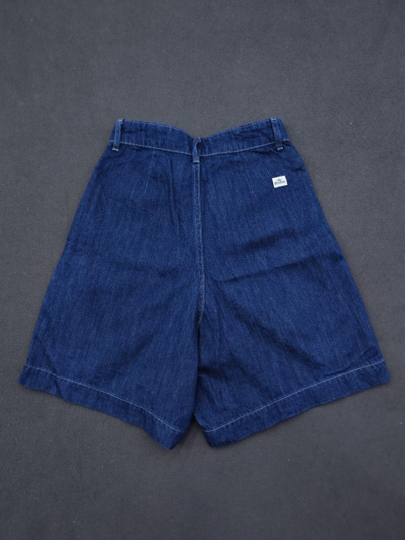 Lee Womens Denim Shorts (Category: Shorts) located in Bulacan. Submitted by emilj23 (Listing ID 1468603184, Image 3). Description: Lee Womens Denim Shorts Size 24 on tag L 18 W 24 Leg Hole 12 Condition 9.5/10 Color rate 9.5/10 No Issue.