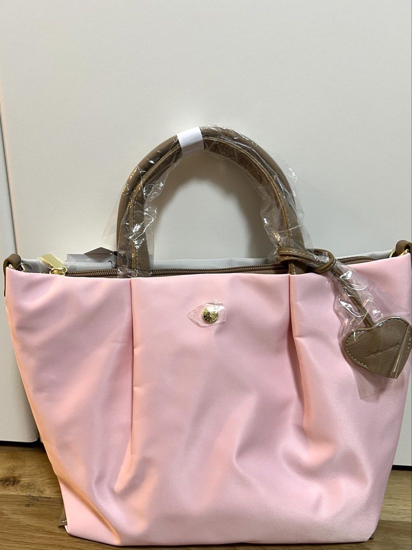 Legato Largo Burden Free (Medium) (Category: Tote Bags) located in Quezon City. Submitted by beautypediaph (Listing ID 1468710930, Image 3). Description: Authentic Legato Largo bags known for their minimalist style, lightweight feel, and everyday functionality. Perfect for everyday use or travel! Personally bought in Japan! 🇯🇵 Limited stocks only. Message me for other designs.💕 Handle length: 29cm Shoulder strap length: 84-129cm Material: Nylo