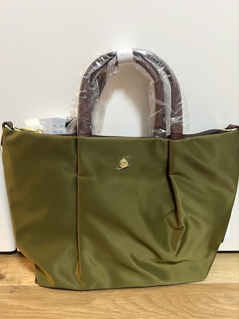 Legato Largo Burden Free (Medium) (Category: Tote Bags) located in Quezon City. Submitted by beautypediaph (Listing ID 1468710930, Image 2). Description: Authentic Legato Largo bags known for their minimalist style, lightweight feel, and everyday functionality. Perfect for everyday use or travel! Personally bought in Japan! 🇯🇵 Limited stocks only. Message me for other designs.💕 Handle length: 29cm Shoulder strap length: 84-129cm Material: Nylo
