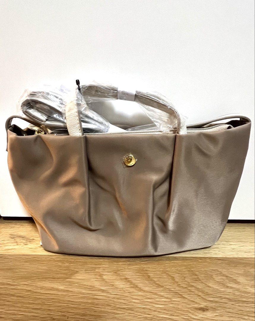Legato Largo Burden-Free (Mini) (Category: Tote Bags) located in Quezon City. Submitted by beautypediaph (Listing ID 1468710479, Image 1). Description: Authentic Legato Largo bags known for their minimalist style, lightweight feel, and everyday functionality. Perfect for everyday use or travel! Personally bought in Japan! 🇯🇵 Limited stocks only. Message me for other designs.💕 Dimensions: 15.5H x 24L x 8.5W cm Material: Nylon Weight: 220g Handl