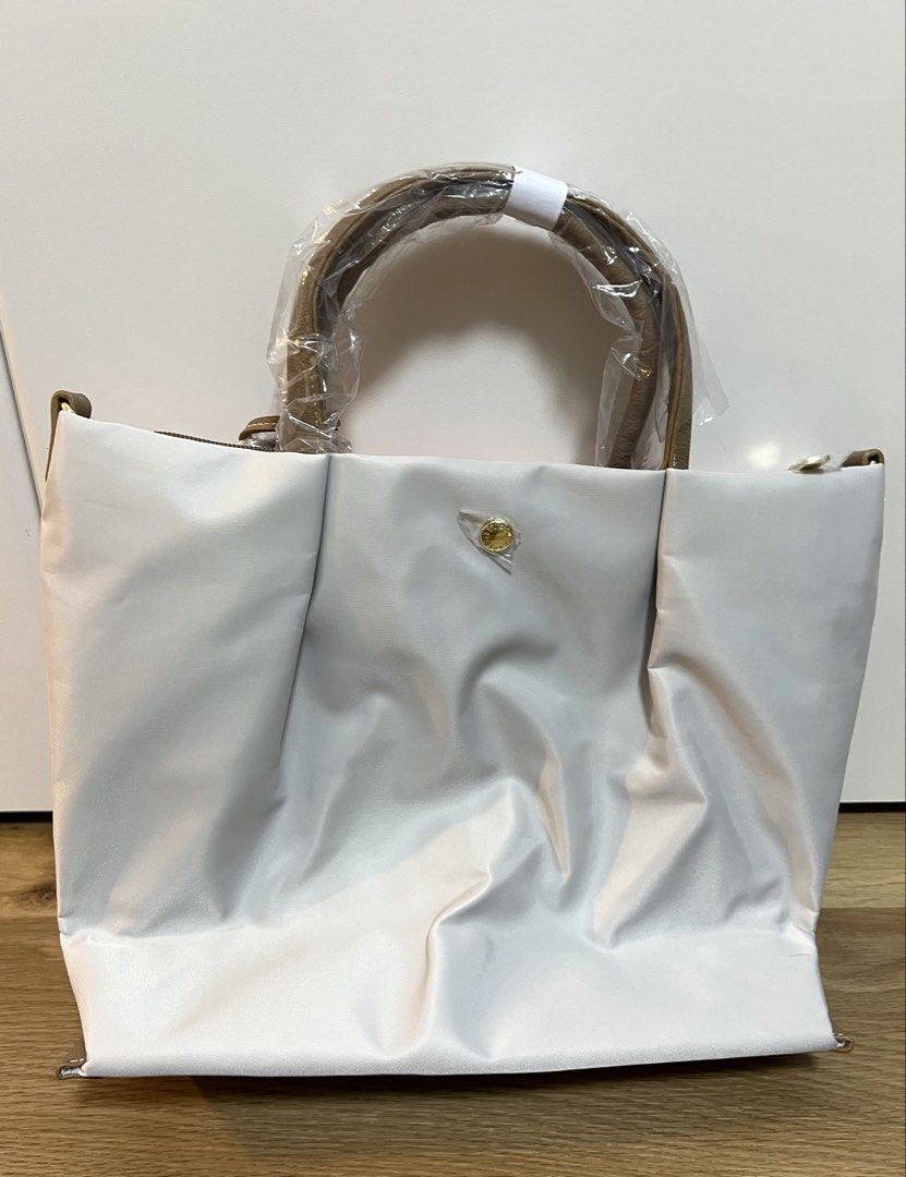 Legato Largo Double Face Limited (Medium) (Category: Tote Bags) located in Quezon City. Submitted by beautypediaph (Listing ID 1468710812, Image 2). Description: Authentic Legato Largo bags known for their minimalist style, lightweight feel, and everyday functionality. Perfect for everyday use or travel! Personally bought in Japan! 🇯🇵 Limited stocks only. Message me for other designs.💕 Handle length: 29cm Shoulder strap length: 84-129cm Materi