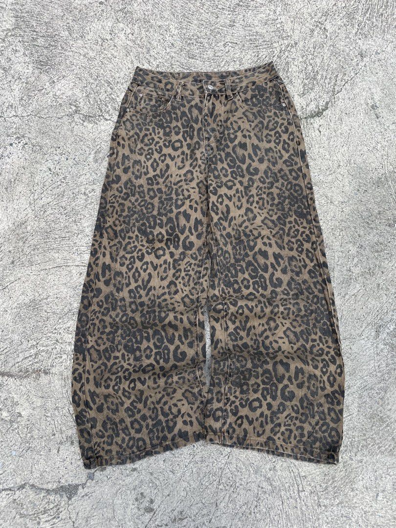 leopard baggy pants (Category: Jeans) located in Manila. Submitted by heironjay140351 (Listing ID 1468611396, Image 2). Description: no issue size 32 baggy sympre like new makapal tela.