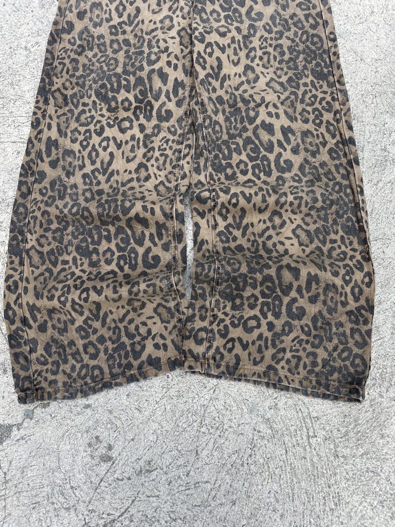 leopard baggy pants (Category: Jeans) located in Manila. Submitted by heironjay140351 (Listing ID 1468611396, Image 3). Description: no issue size 32 baggy sympre like new makapal tela.