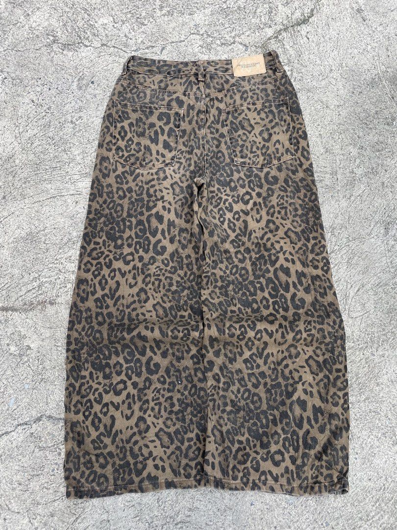 leopard baggy pants (Category: Jeans) located in Manila. Submitted by heironjay140351 (Listing ID 1468611396, Image 1). Description: no issue size 32 baggy sympre like new makapal tela.