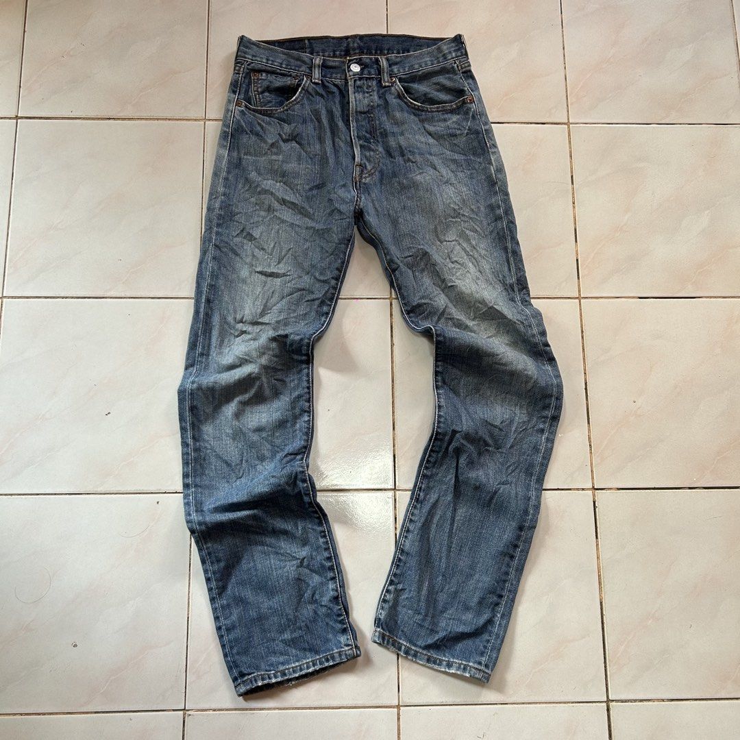 Levi's 501 Original Fit Jeans 🥵 (Category: Jeans) located in Jinoba-an. Submitted by eegiboy (Listing ID 1468526558, Image 2). Description: - Brand: Levi's 501 - Wash: Medium blue - Fit: Straight leg with button fly - Details: Iconic red tab and leather waistband patch - Size: W29 L32 - Material: 100% cotton Dimes:29-30 L-42 Hips-11 hem-7 Excellent condition needwash 1400shipped na Dm me if interested thankyou.