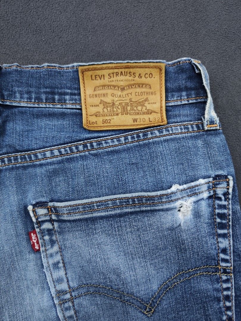 Levis 502 Denim Shorts (Category: Shorts) located in Bulacan. Submitted by emilj23 (Listing ID 1468602428, Image 3). Description: Levis 502 Denim Shorts Size 30x32 on tag L 21 W 32 Leg Hole 8 Condition 910 Color rate 9/10 Issue Slight Loose Waist.