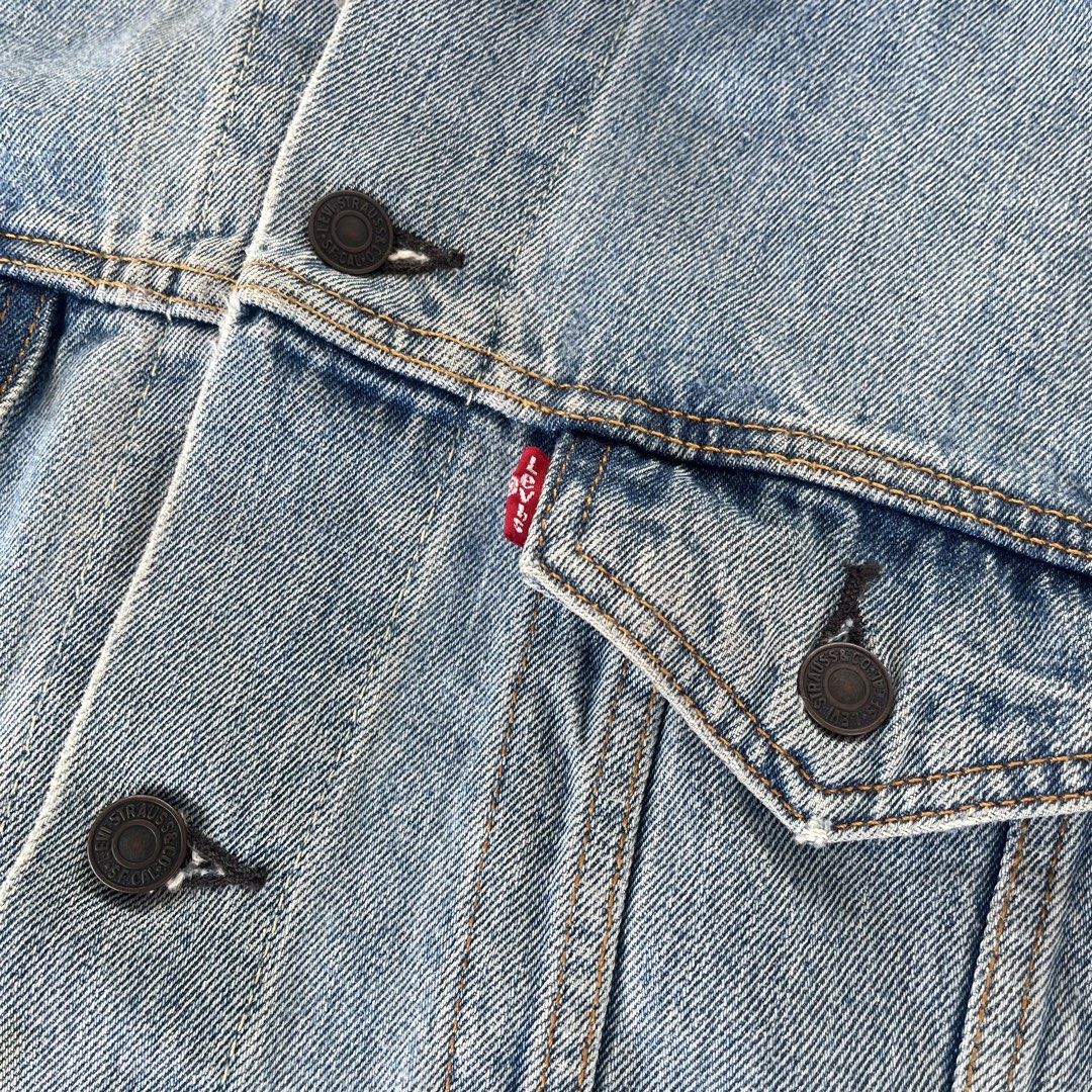 Levi's 72334 Denim Jacket Size L (Category: Coats, Jackets and Outerwear) located in General Mariano Alvarez. Submitted by aaronatas819577 (Listing ID 1468608328, Image 3). Description: - Brand: Levi's - Style: Classic denim jacket - Color: Light wash blue - Size: L - Details: Metal shank buttons, dual chest pockets with flaps, welt side pockets, and iconic red tab - Origin: Made in Bangladesh - Condition: Excellent.