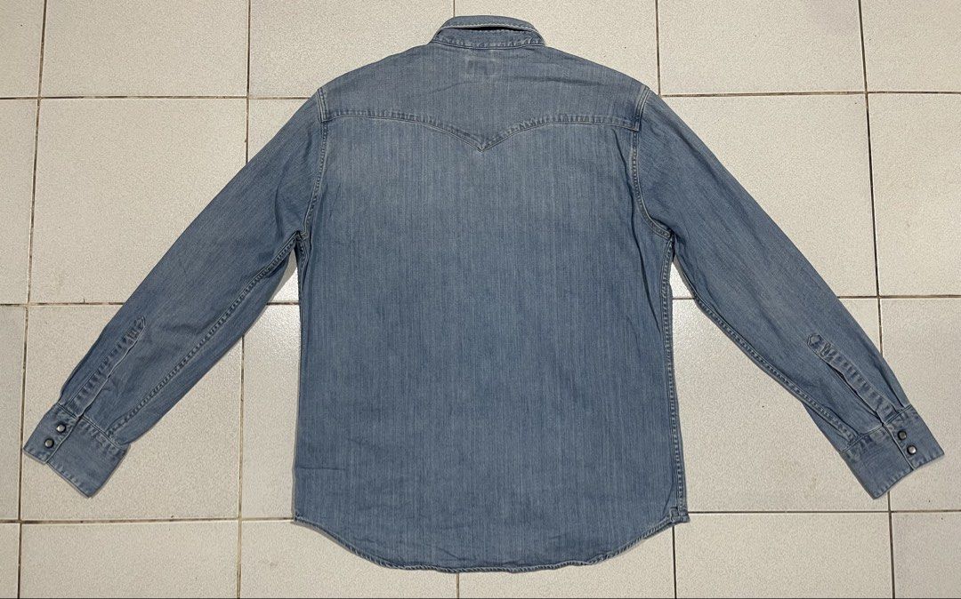 Levis Barstow Western Denim Shirt (Category: Coats, Jackets and Outerwear) located in Mandaue City. Submitted by MJ_80 (Listing ID 1468647109, Image 2). Description: Mens Levis Barstow Standard Fit Western Denim Shirt Large Dimes: 22 X 29.5 See photos for measurements Color rate & Condition: 9.3/10 Price: 1,350 .