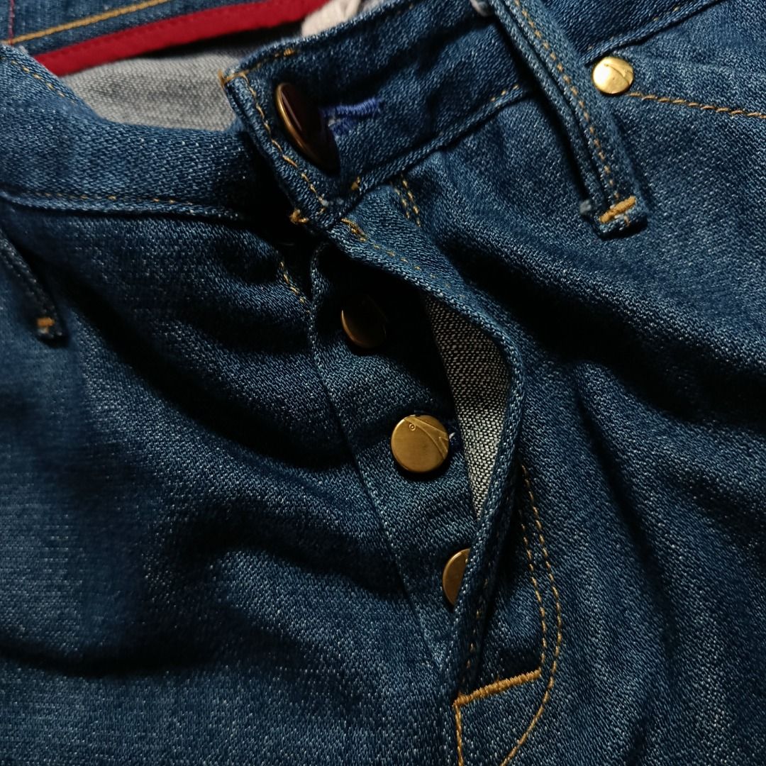 Levi’s C03 Blue Denim Jeans (Category: Jeans) located in Taytay. Submitted by hoodgrail.vtg (Listing ID 1468630944, Image 3). Description: • Excellent condition - Lightly used • Classic blue wash with subtle fading and contrast stitching • Size on tag: W31 L32 — best fits W33 • Measurements: 17 x 44 in • Leg opening: 8.5 in • Color rate: 9/10 • Issue: None.