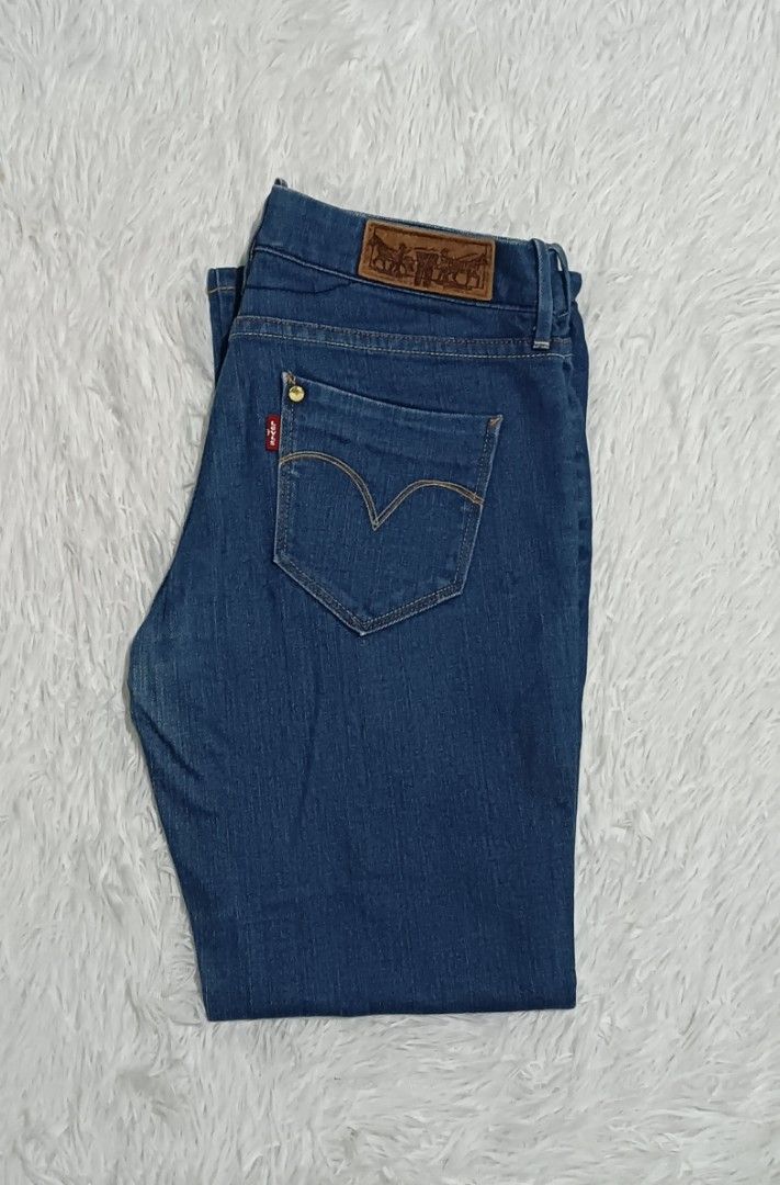 Levi's flared jeans (Category: Jeans) located in Ozamiz City. Submitted by meshthrift11 (Listing ID 1468602093, Image 1). Description: size 28 slightly stretch.