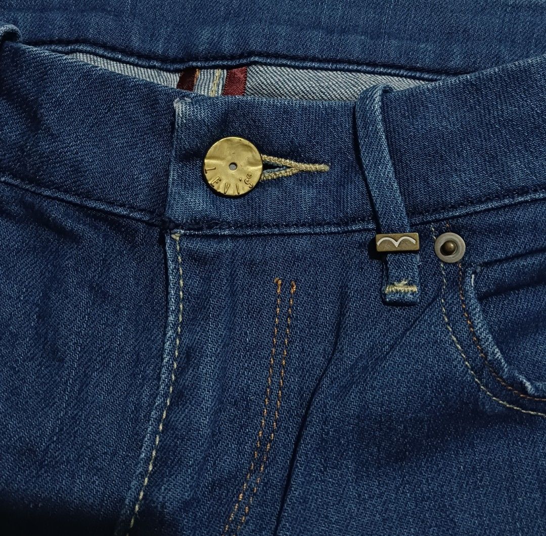 Levi's flared jeans (Category: Jeans) located in Ozamiz City. Submitted by meshthrift11 (Listing ID 1468602093, Image 3). Description: size 28 slightly stretch.