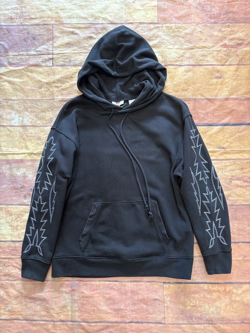 Levi’s Hoodie (Category: Coats, Jackets and Outerwear) located in Echague. Submitted by jake_rc (Listing ID 1468527122, Image 1). Description: Levi’s Hoodie Size XS fit sa Small 20.5 x 26 Excellent Price 750 plus SF.