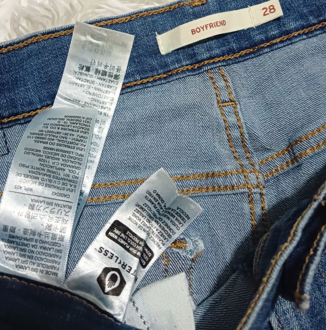 Levi's jeans (Category: Jeans) located in Ozamiz City. Submitted by meshthrift11 (Listing ID 1468600589, Image 3). Description: size 30-32 length 36 super stretchable.