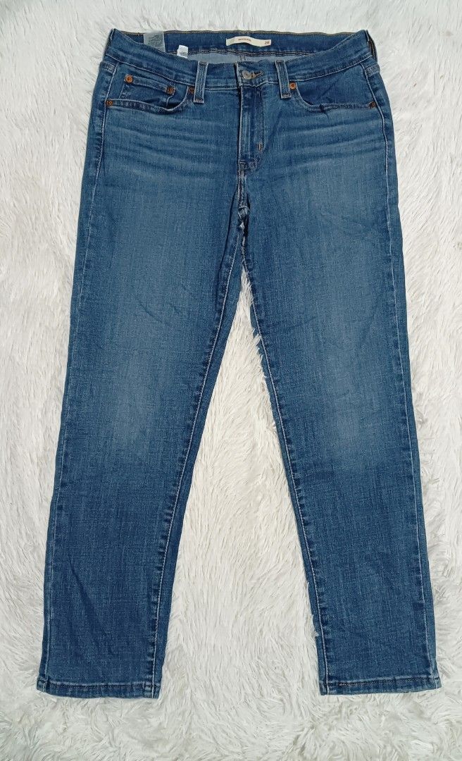 Levi's jeans (Category: Jeans) located in Ozamiz City. Submitted by meshthrift11 (Listing ID 1468600589, Image 2). Description: size 30-32 length 36 super stretchable.