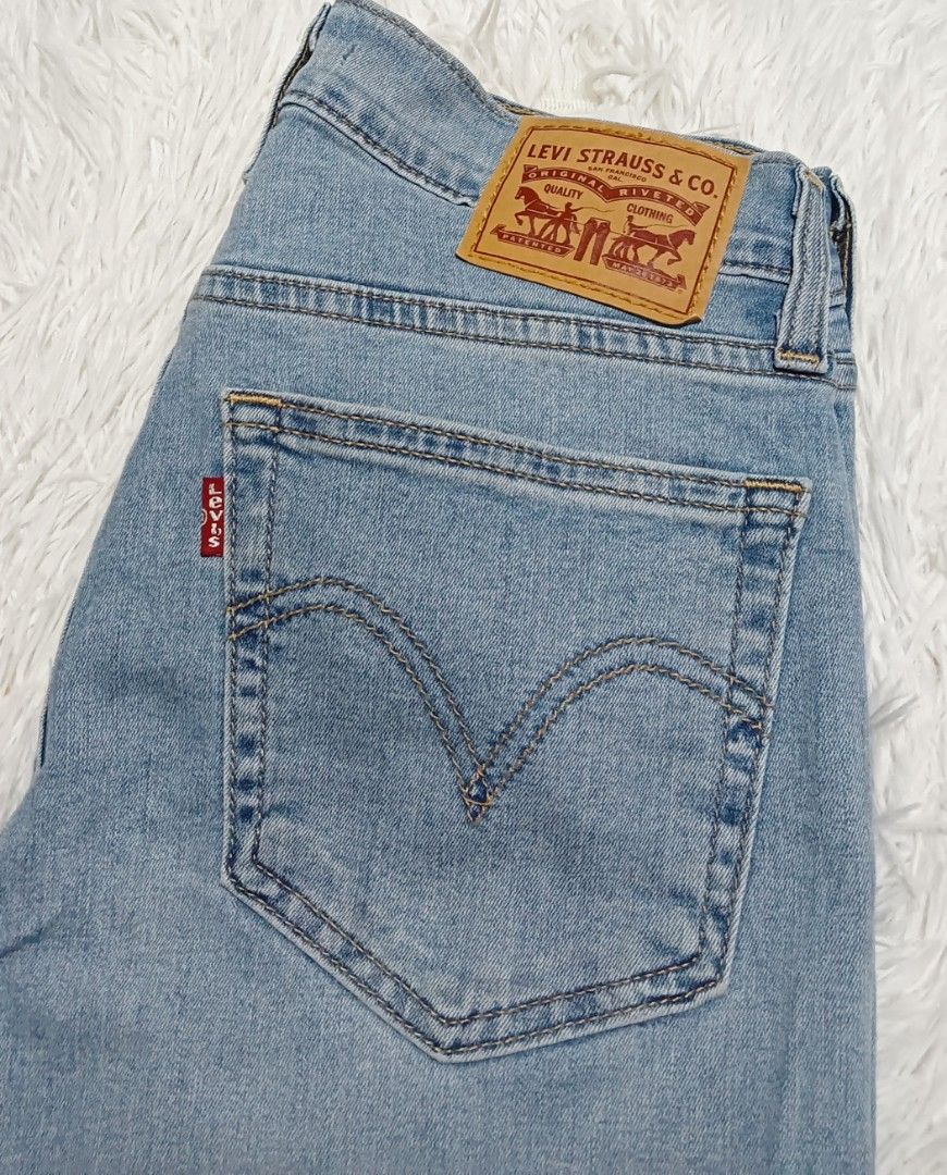 Levi's jeans (Category: Jeans) located in Ozamiz City. Submitted by meshthrift11 (Listing ID 1468602488, Image 3). Description: size 27-28 length 36 stretchable.