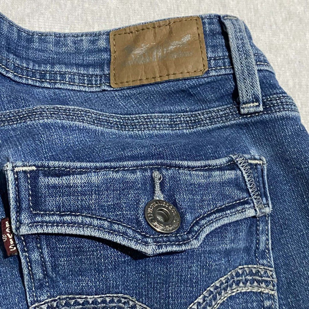 Levis Short (Category: Shorts) located in Mabalacat. Submitted by stellargarments (Listing ID 1468542528, Image 3). Description: Size : 28 Length : 18.5 Condition : 9/10 SUPER NICE DETAILS! WITH LEVIS ALL BUTTONS WITH LEVIS PULLER 4 POCKETS COMPLETE TAGS SUPER NICE & KINIS! NEED WASH lFRESH FROM BALE.