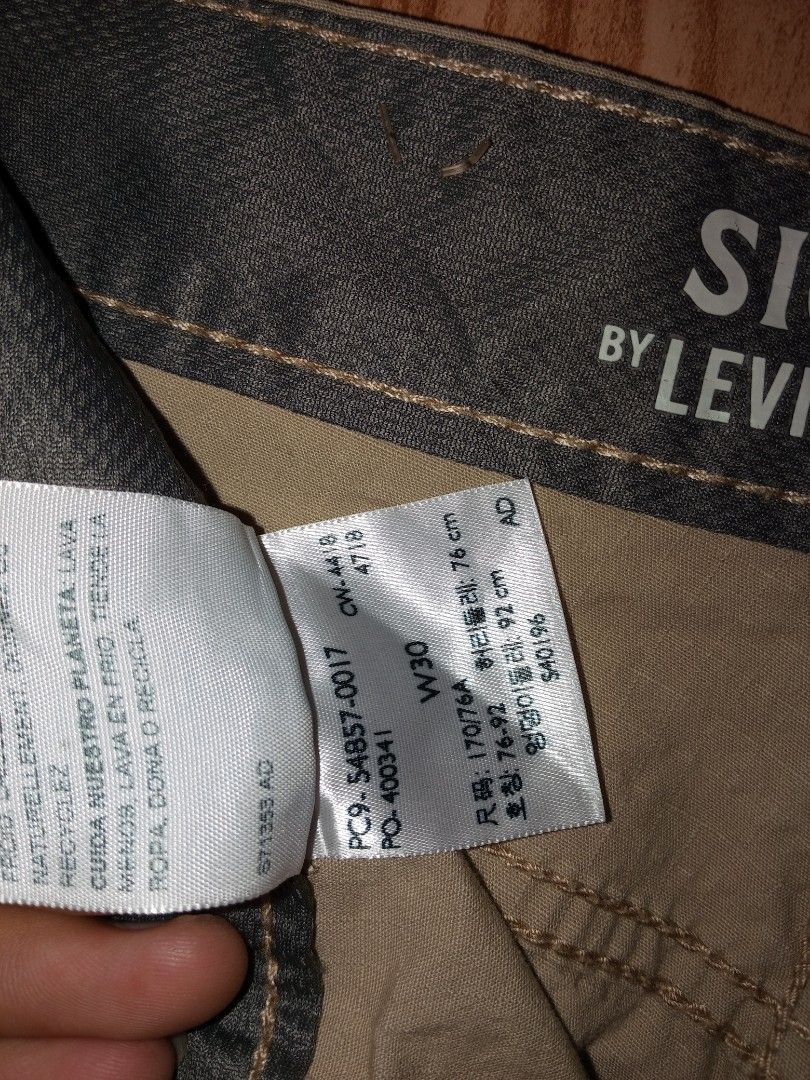 Levi's signature cargo short (Category: Shorts) located in Siquijor. Submitted by jallthi4_12345 (Listing ID 1468650679, Image 3). Description: 30 waistline 20.5 length bnew condition MOP-gcash JNT EXPRESS courier.