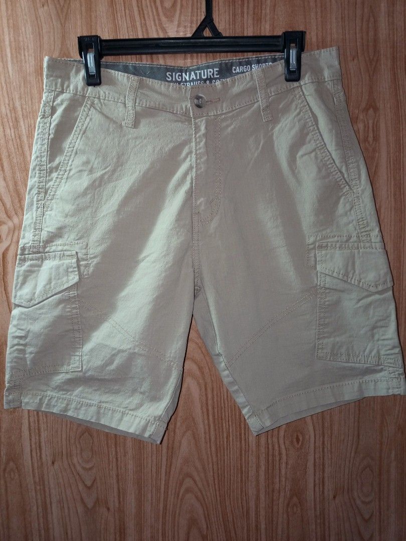 Levi's signature cargo short (Category: Shorts) located in Siquijor. Submitted by jallthi4_12345 (Listing ID 1468650679, Image 1). Description: 30 waistline 20.5 length bnew condition MOP-gcash JNT EXPRESS courier.