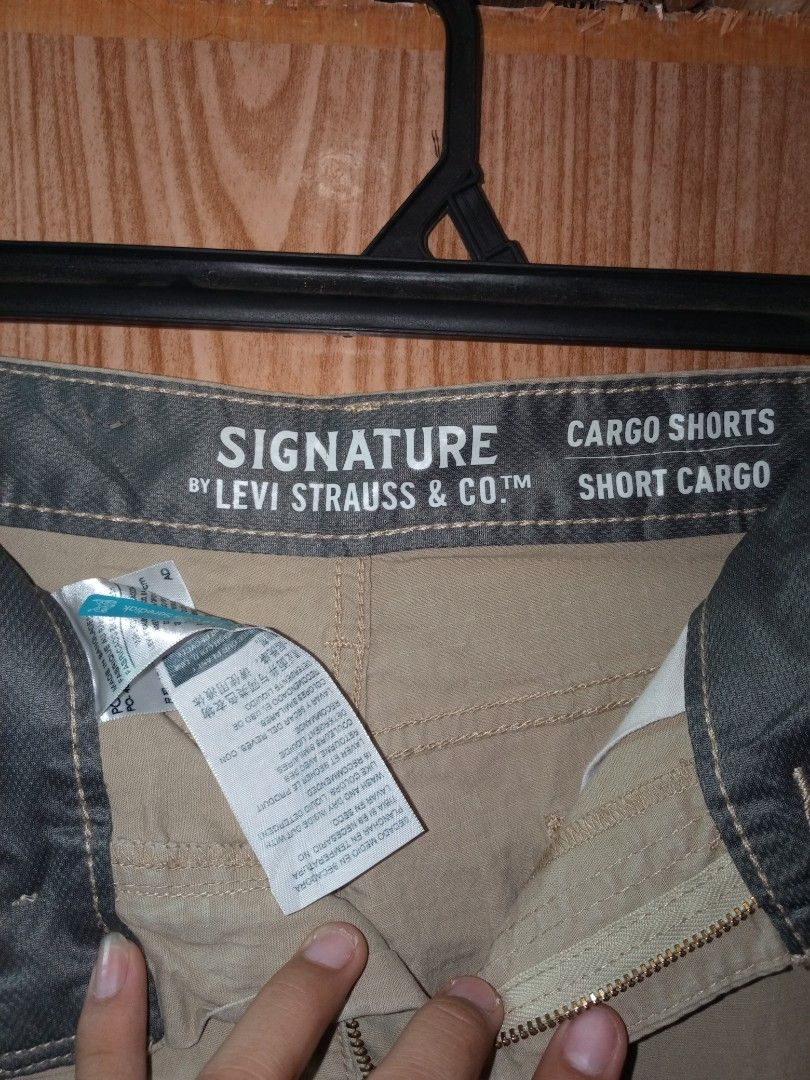Levi's signature cargo short (Category: Shorts) located in Siquijor. Submitted by jallthi4_12345 (Listing ID 1468650679, Image 2). Description: 30 waistline 20.5 length bnew condition MOP-gcash JNT EXPRESS courier.