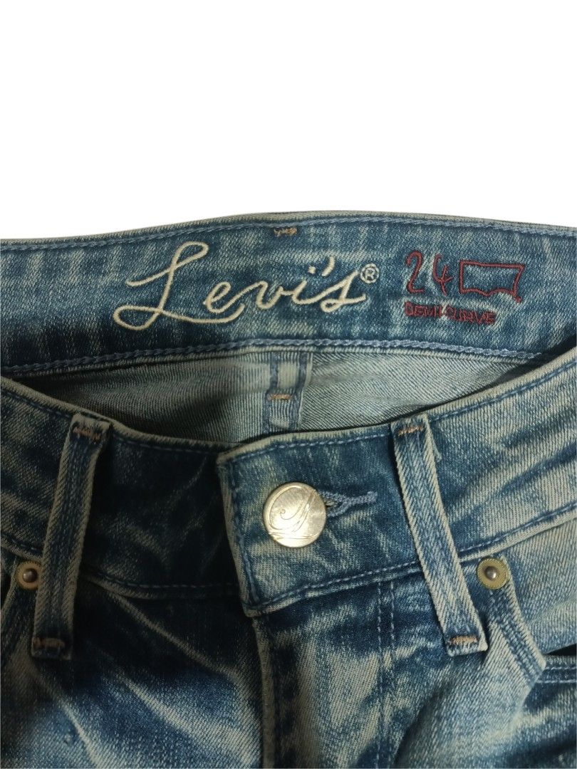 Levi's Women's Jeans (Category: Jeans) located in Bislig. Submitted by vanityarchives (Listing ID 1468604534, Image 2). Description: size 22-24 low waist vintage look pair with y2k tops for a nice look.