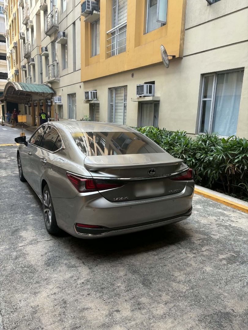 Lexus ES300h Luxury Hybrid (A) (Category: Used Cars) located in Quezon City. Submitted by mightydolphin_ec1304 (Listing ID 1468554935, Image 3). Description: 2022 lexus Es300 Hybrid 19k mileage Complete casa records 2.3 M No coding DIRECT BUYER ONLY .