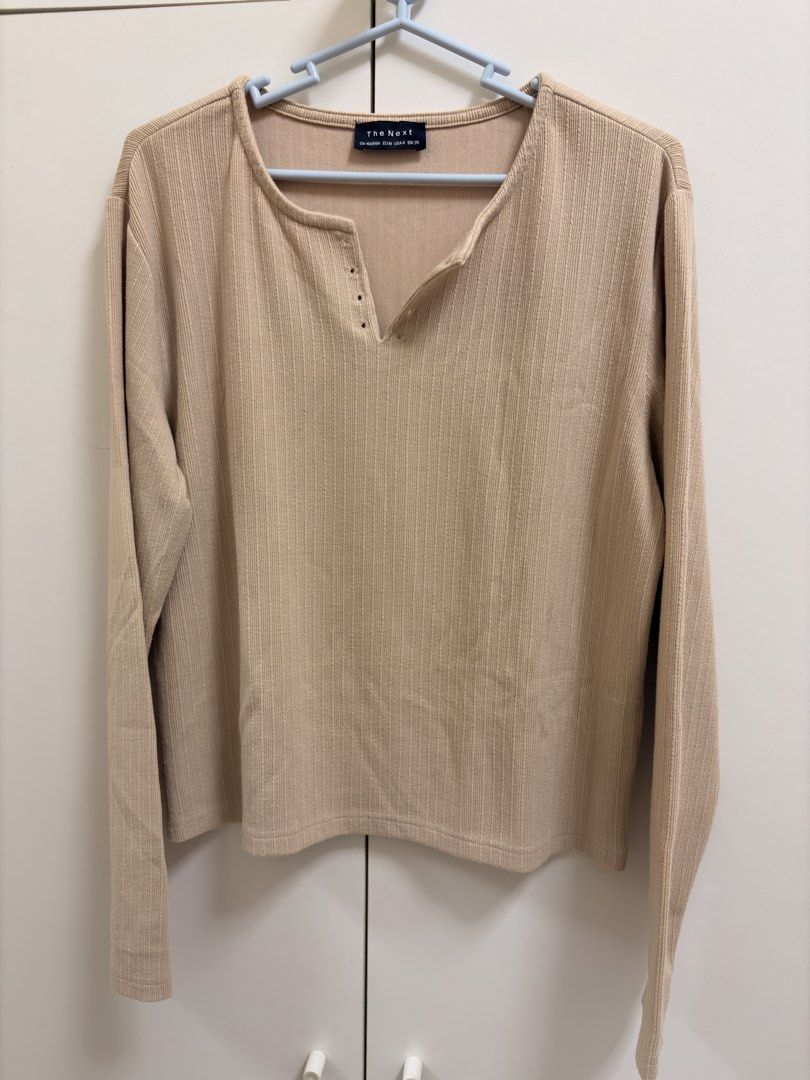 Light brown long sleeves (Category: Longsleeves) located in Quezon City. Submitted by j.styles (Listing ID 1468675992, Image 1). Description: .