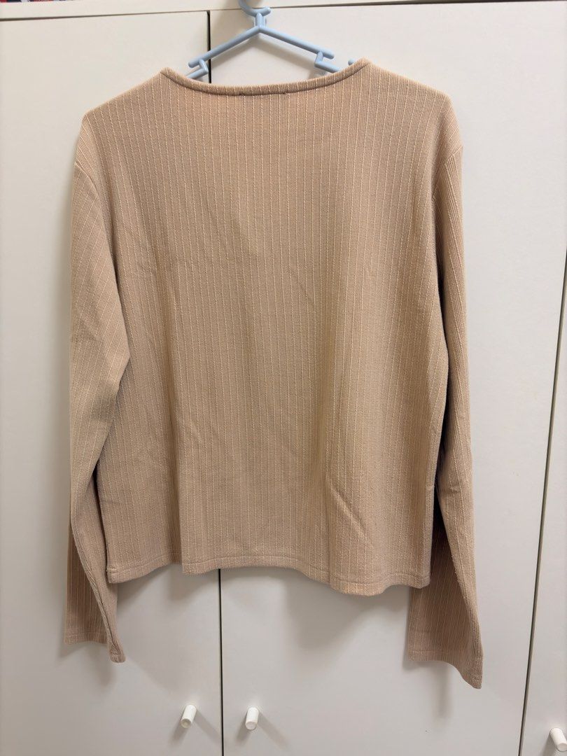 Light brown long sleeves (Category: Longsleeves) located in Quezon City. Submitted by j.styles (Listing ID 1468675992, Image 2). Description: .