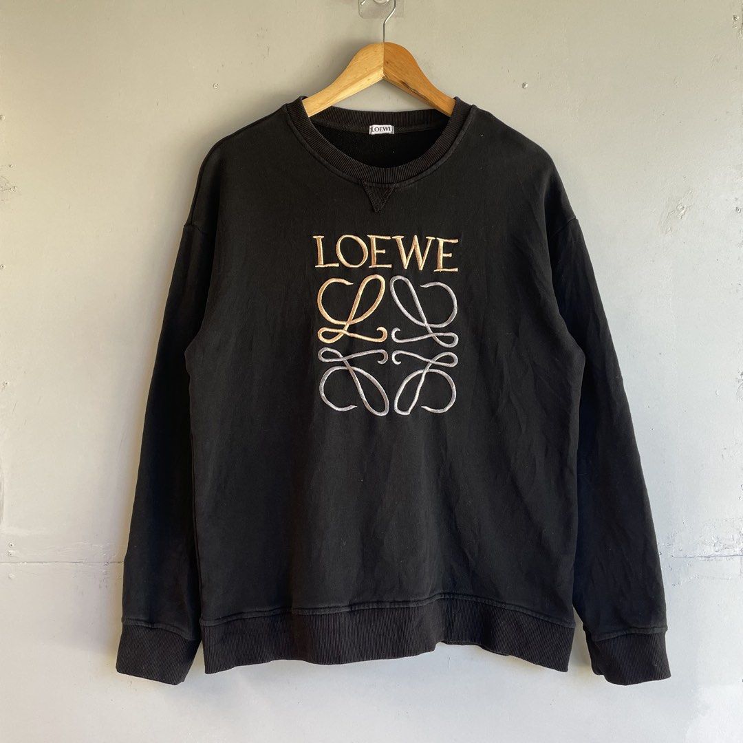 Loewe Anagram Sweatshirt (Category: Luxury Apparel) located in Baguio. Submitted by 2ndstory.vntg (Listing ID 1468561021, Image 1). Description: LOEWE ANAGRAM SWEATSHIRT🔥 Medium (21x27) Excellent Condition 🔖₽450.00 📍Baguio City.