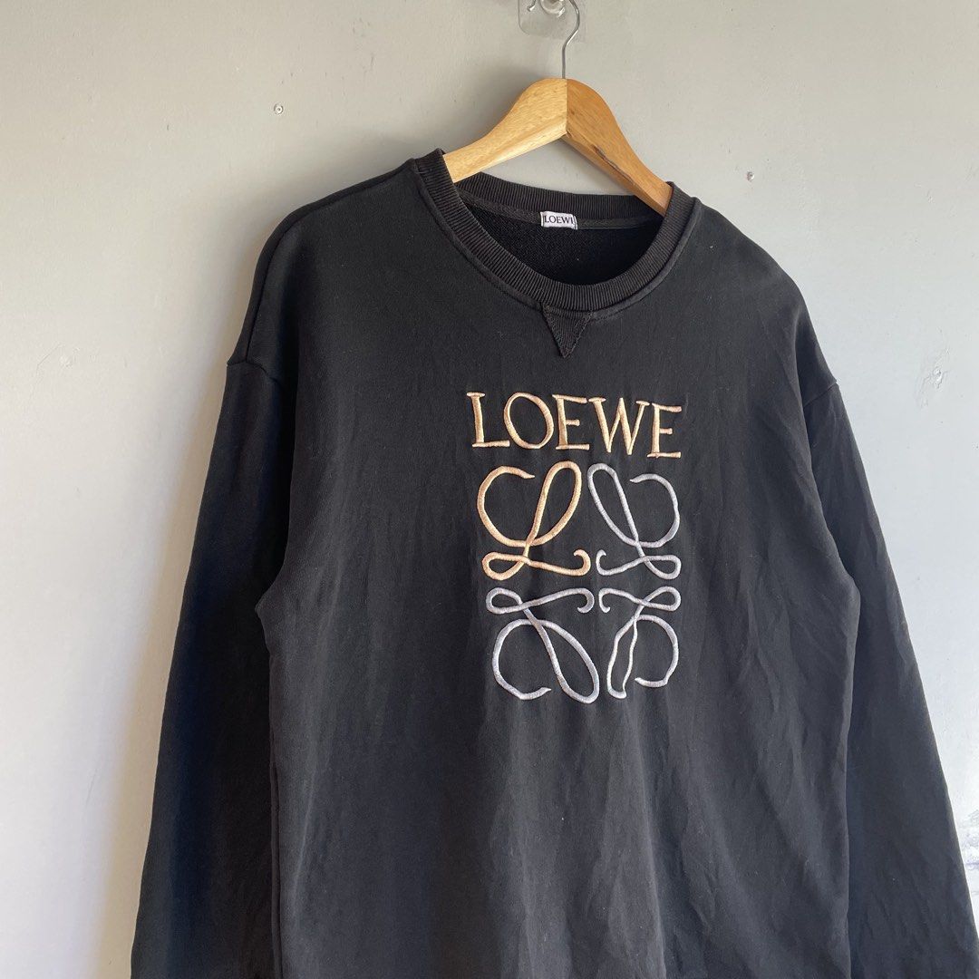 Loewe Anagram Sweatshirt (Category: Luxury Apparel) located in Baguio. Submitted by 2ndstory.vntg (Listing ID 1468561021, Image 2). Description: LOEWE ANAGRAM SWEATSHIRT🔥 Medium (21x27) Excellent Condition 🔖₽450.00 📍Baguio City.