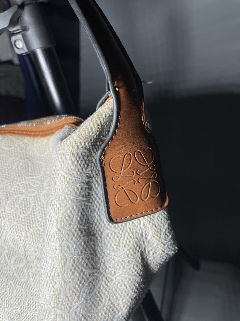 Loewe jaquard anagram canvas (Category: Luxury Bags & Wallets) located in Tacloban City. Submitted by susthriftshop (Listing ID 1468508023, Image 3). Description: Loewe jaquard Rank B Need deepcleaning.