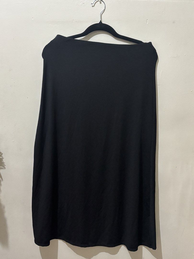 Long black skirt (Category: Skirts) located in Manila. Submitted by _grxymacs (Listing ID 1468660260, Image 1). Description: .