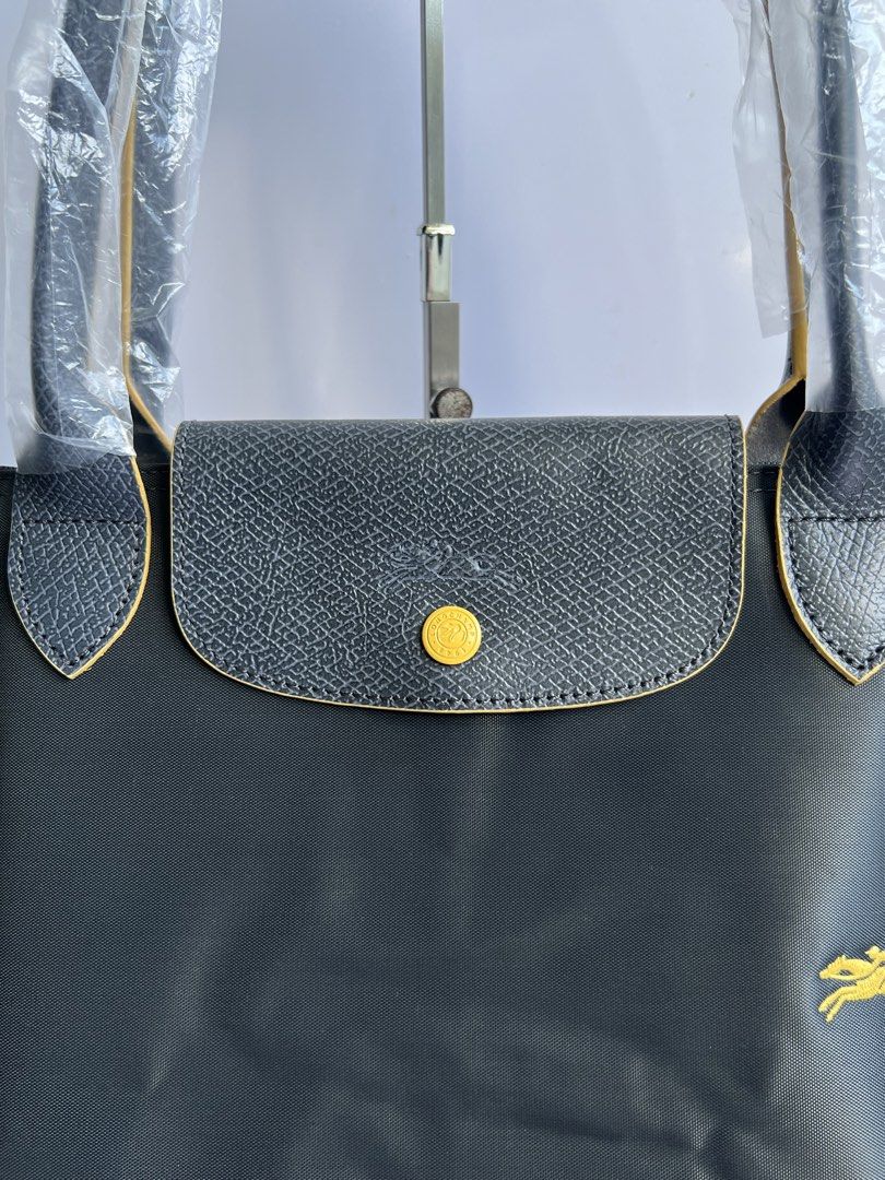 LONG CHAMP - LE PLIAGE LARGE TOTE BAG (Category: Luxury Bags & Wallets) located in Cavite. Submitted by _Gizmo (Listing ID 1468580727, Image 3). Description: Long Champ - Le Pliage Large Tote Bag Large Size Measurement Width: 18’ Inch Height: 12’ Inch Depth: 7.5’ Inch Brand new| Deadstock condi Made In France.