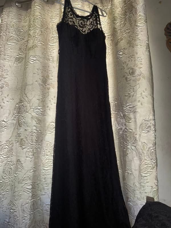 Long Evening Gown Lace details imported (Category: Evening dresses & gowns) located in Taytay. Submitted by michidc (Listing ID 1468658941, Image 1). Description: Black lace gown Used once Imported!!!! From KSA 3500 only Very Elegant!!! Size: Small-Medium body frame Height: fits 5’7”-5’9” tall With belt loop Zipper on the side With front padding See lace details MOP: Gcash/BDO Pickup Taytay, Rizal.