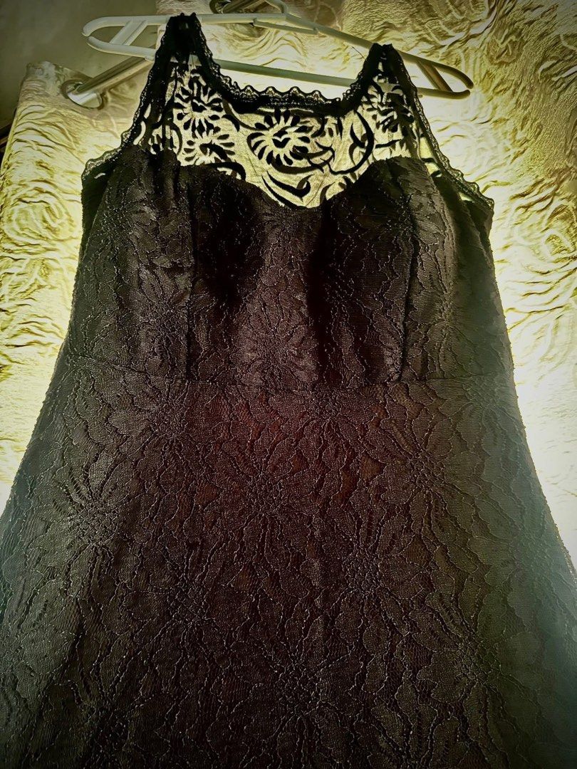 Long Evening Gown Lace details imported (Category: Evening dresses & gowns) located in Taytay. Submitted by michidc (Listing ID 1468658941, Image 3). Description: Black lace gown Used once Imported!!!! From KSA 3500 only Very Elegant!!! Size: Small-Medium body frame Height: fits 5’7”-5’9” tall With belt loop Zipper on the side With front padding See lace details MOP: Gcash/BDO Pickup Taytay, Rizal.