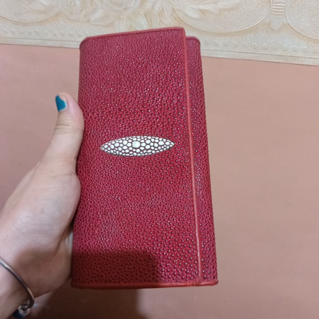 Long wallet (Category: Wallets & Card holders) located in Trece Martires City. Submitted by sulit_buys (Listing ID 1468610780, Image 1). Description: Like new condition .