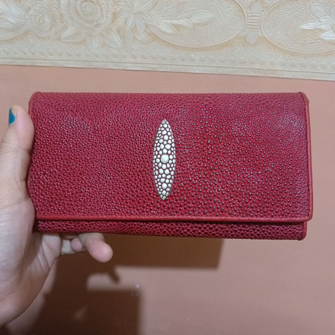 Long wallet (Category: Wallets & Card holders) located in Trece Martires City. Submitted by sulit_buys (Listing ID 1468610780, Image 2). Description: Like new condition .