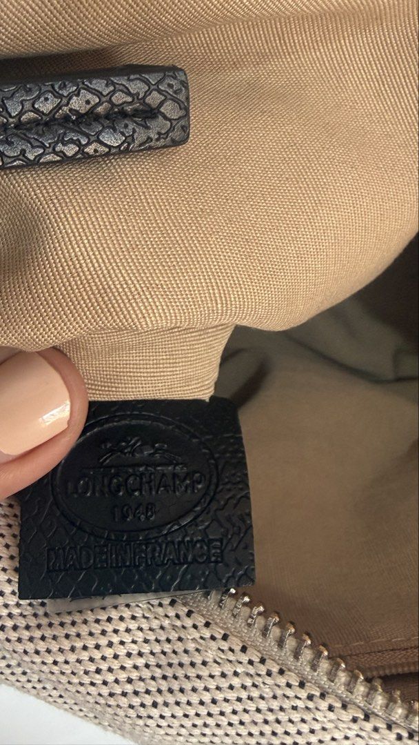 Longchamp Essential Small HandBag in Ecru Canvas (Category: Shoulder Bags) located in Cordova. Submitted by thedecluterrer (Listing ID 1468509835, Image 3). Description: .