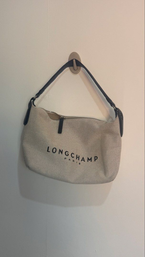 Longchamp Essential Small HandBag in Ecru Canvas (Category: Shoulder Bags) located in Cordova. Submitted by thedecluterrer (Listing ID 1468509835, Image 1). Description: .