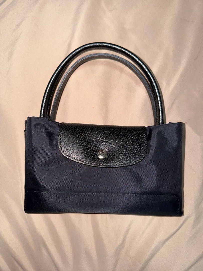 Longchamp Le Pliage Green M Handbag (Category: Luxury Bags & Wallets) located in Taguig. Submitted by j.lax. (Listing ID 1468654947, Image 2). Description: - Authentic Le Pliage Green M Handbag - Color: Black - Condition: Like Brand New.