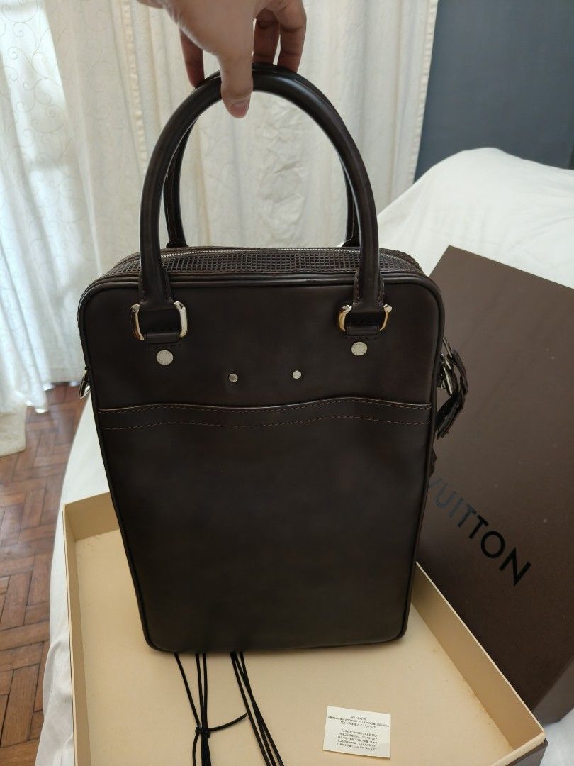 Louis Vuitton Bequia Porte Documents Vertical Bag (Category: Luxury Bags & Wallets) located in Makati City. Submitted by emem.pre.owned.ph (Listing ID 1468550027, Image 2). Description: -Louis Vuitton Bequia Porte Documents Vertical Bag -leather -brown silver -Size: 28 x 40 x 9/16 cm -Shoulder drop: 45-55 cm -Handle drop: 14 cm -dustbag,straps,box and babasahin inclusion.