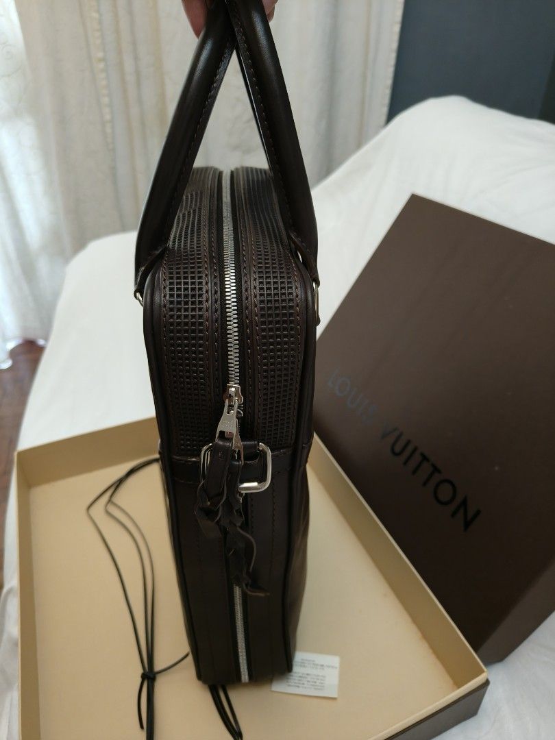 Louis Vuitton Bequia Porte Documents Vertical Bag (Category: Luxury Bags & Wallets) located in Makati City. Submitted by emem.pre.owned.ph (Listing ID 1468550027, Image 3). Description: -Louis Vuitton Bequia Porte Documents Vertical Bag -leather -brown silver -Size: 28 x 40 x 9/16 cm -Shoulder drop: 45-55 cm -Handle drop: 14 cm -dustbag,straps,box and babasahin inclusion.