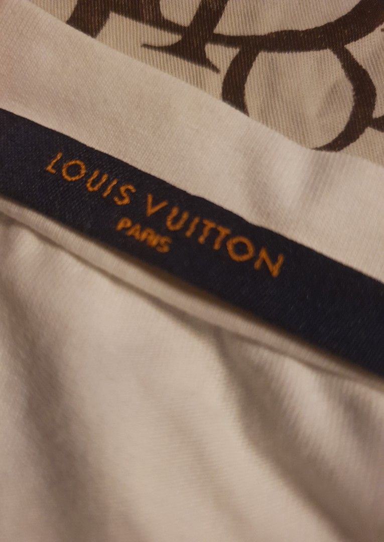 Louis Vuitton bugs bunny (Category: Tshirts & Polo Shirts ) located in San Fernando. Submitted by retro.district. (Listing ID 1468711910, Image 3). Description: - Louis Vuitton bugs bunny - Size: Large - Condition: Excellent - No issue.