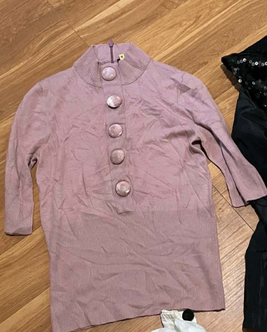 Louis Vuitton cashmere mock neck sweater (Category: Luxury Apparel) located in Bulacan. Submitted by nifftyythrifty (Listing ID 1468578902, Image 1). Description: Louis Vuitton cashmere mock neck sweater small.