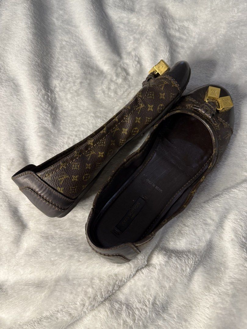 Louis Vuitton Monogram Canvas Cube Charm Ballet Flats (Category: Sneakers & Footwear) located in Manila. Submitted by yuwiii (Listing ID 1468506864, Image 2). Description: - Authentic Louis Vuitton monogram canvas ballet flats in classic brown - Made in Italy with premium dark leather trim and comfortable insoles - Features cute and elegant gold-tone dangling cube charms on the toe caps - Includes the original designer box - Perfect for effortles