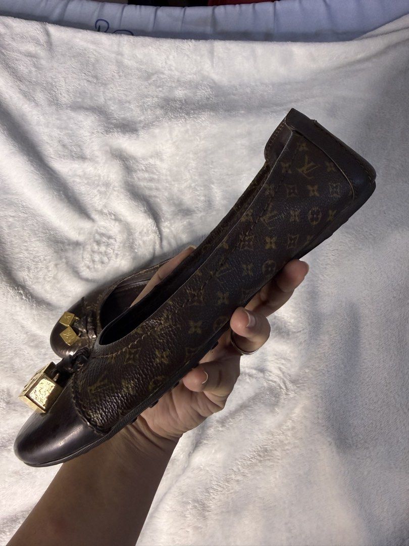 Louis Vuitton Monogram Canvas Cube Charm Ballet Flats (Category: Sneakers & Footwear) located in Manila. Submitted by yuwiii (Listing ID 1468506864, Image 3). Description: - Authentic Louis Vuitton monogram canvas ballet flats in classic brown - Made in Italy with premium dark leather trim and comfortable insoles - Features cute and elegant gold-tone dangling cube charms on the toe caps - Includes the original designer box - Perfect for effortles